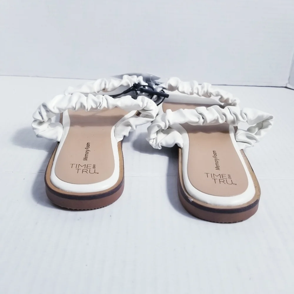 NWT TIME AND TRU WHITE AND DARK TAN SANDAL SIZE 9
